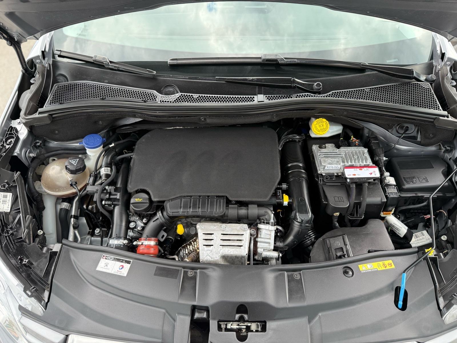 Peugeot 2008 1,2 PURETECH ALLURE, 81kw, SAMO 66.000km, VELIKI SERVIS, fotografija 20