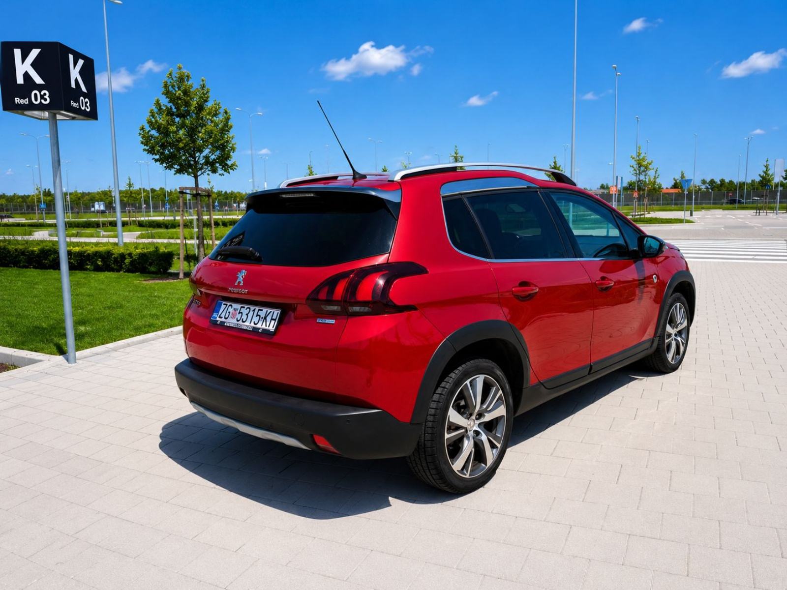 Peugeot 2008 1.2 ALLURE + - APSOLUTNA FULL OPREMA - JEDAN VOZAČ - TOP, fotografija 6