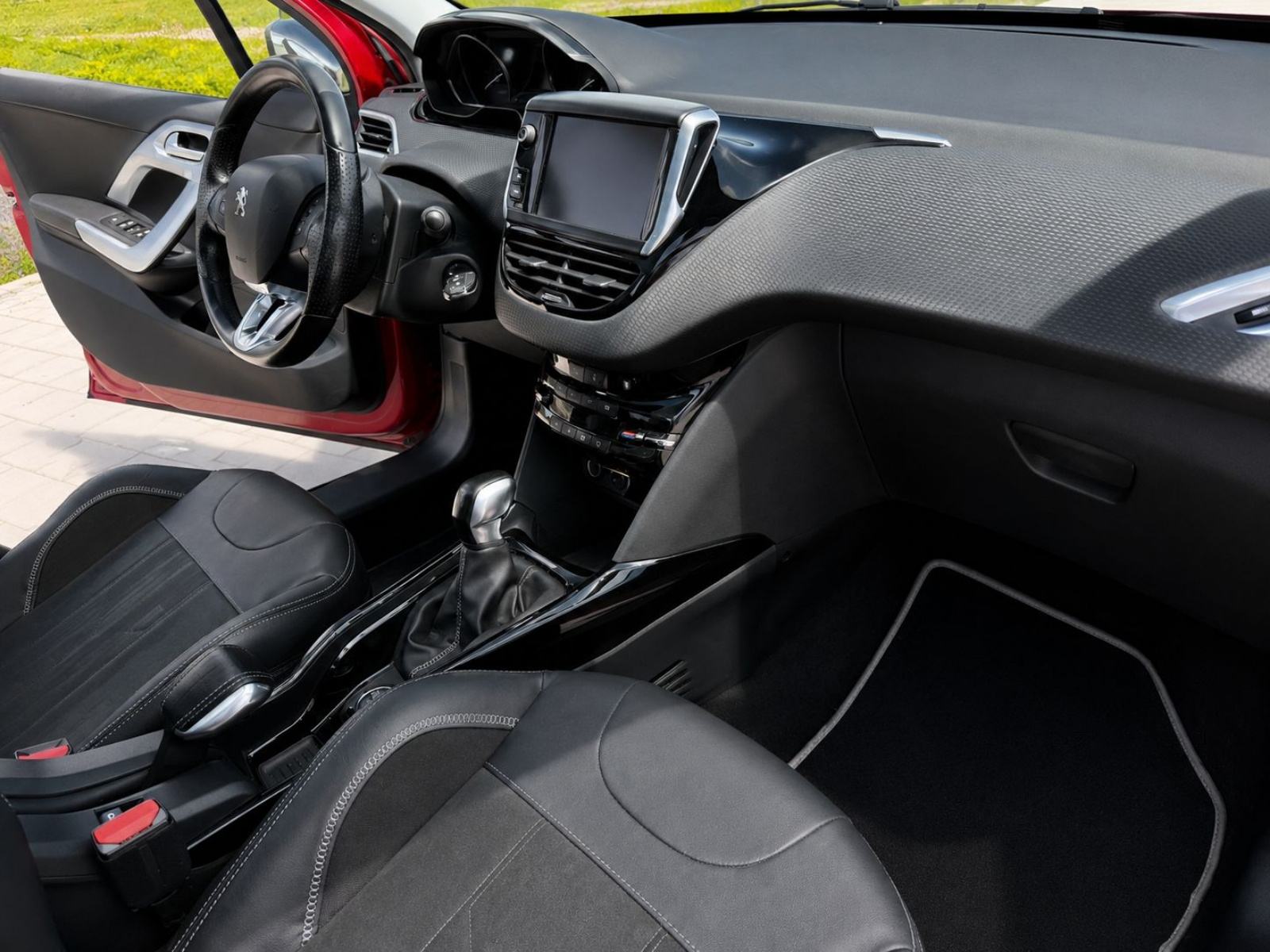 Peugeot 2008 1.2 ALLURE + - APSOLUTNA FULL OPREMA - JEDAN VOZAČ - TOP, fotografija 11