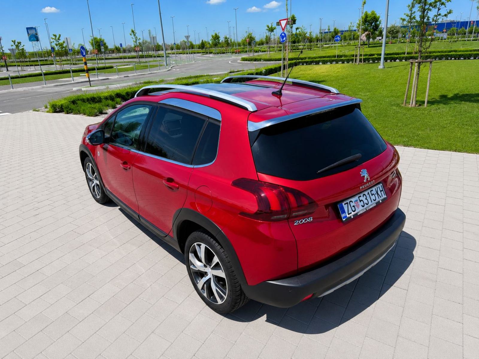 Peugeot 2008 1.2 ALLURE + - APSOLUTNA FULL OPREMA - JEDAN VOZAČ - TOP, fotografija 9