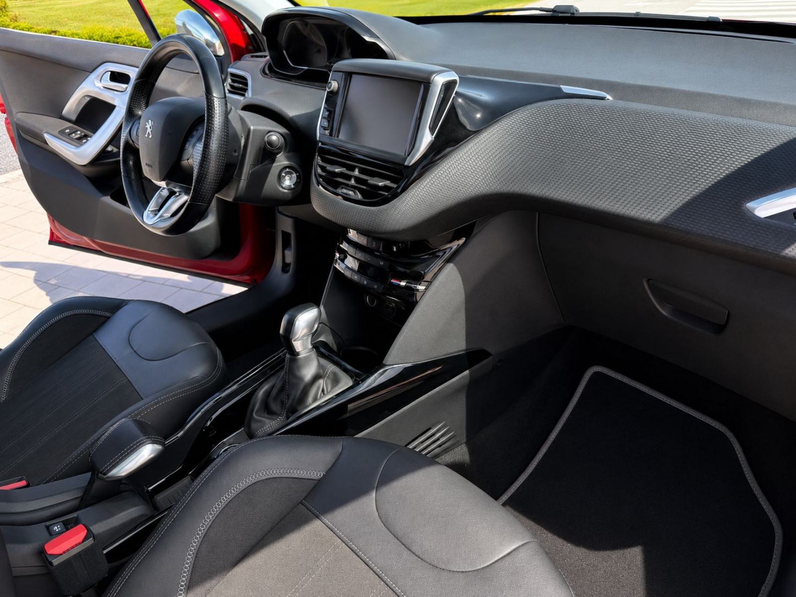 Peugeot 2008 1.2 ALLURE + - APSOLUTNA FULL OPREMA - JEDAN VOZAČ - TOP, fotografija 14