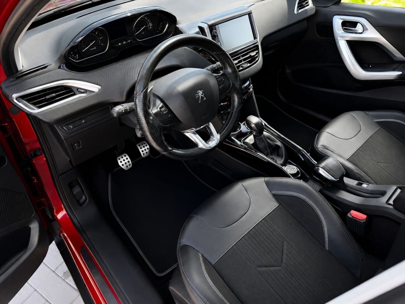 Peugeot 2008 1.2 ALLURE + - APSOLUTNA FULL OPREMA - JEDAN VOZAČ - TOP, fotografija 12