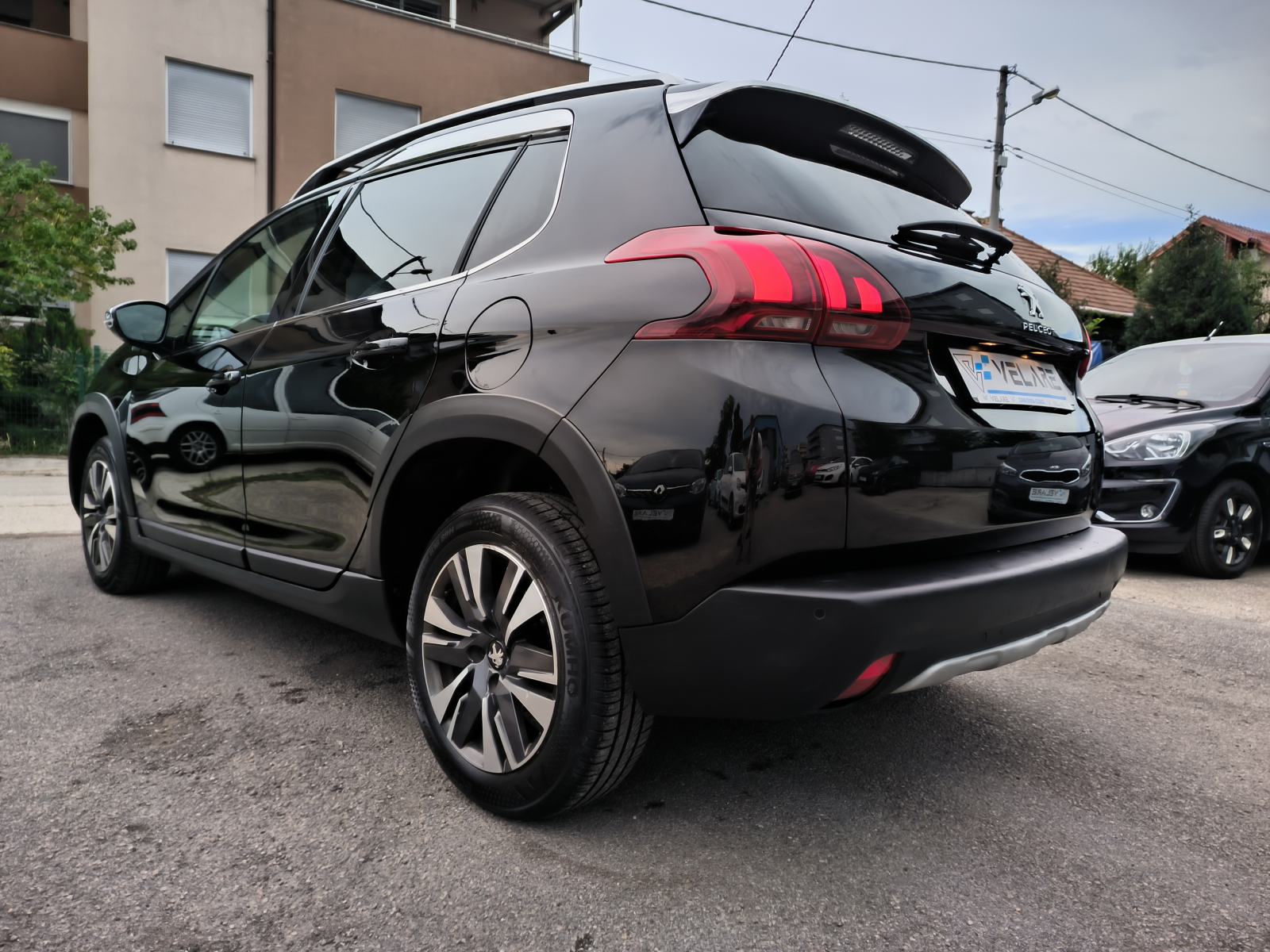 Peugeot 2008 1.2 110 ks,ALLURE, AUTOMATIK, SERVISNA, JAMSTVO, REG. 1 G, fotografija 7