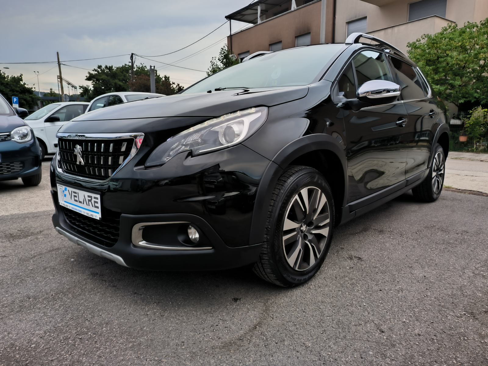 Peugeot 2008 1.2 110 ks,ALLURE, AUTOMATIK, SERVISNA, JAMSTVO, REG. 1 G, pogled izvana - slika 1