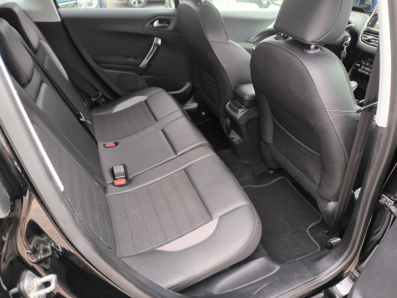 Peugeot 2008 1.2 110 ks,ALLURE, AUTOMATIK, SERVISNA, JAMSTVO, REG. 1 G, fotografija 15
