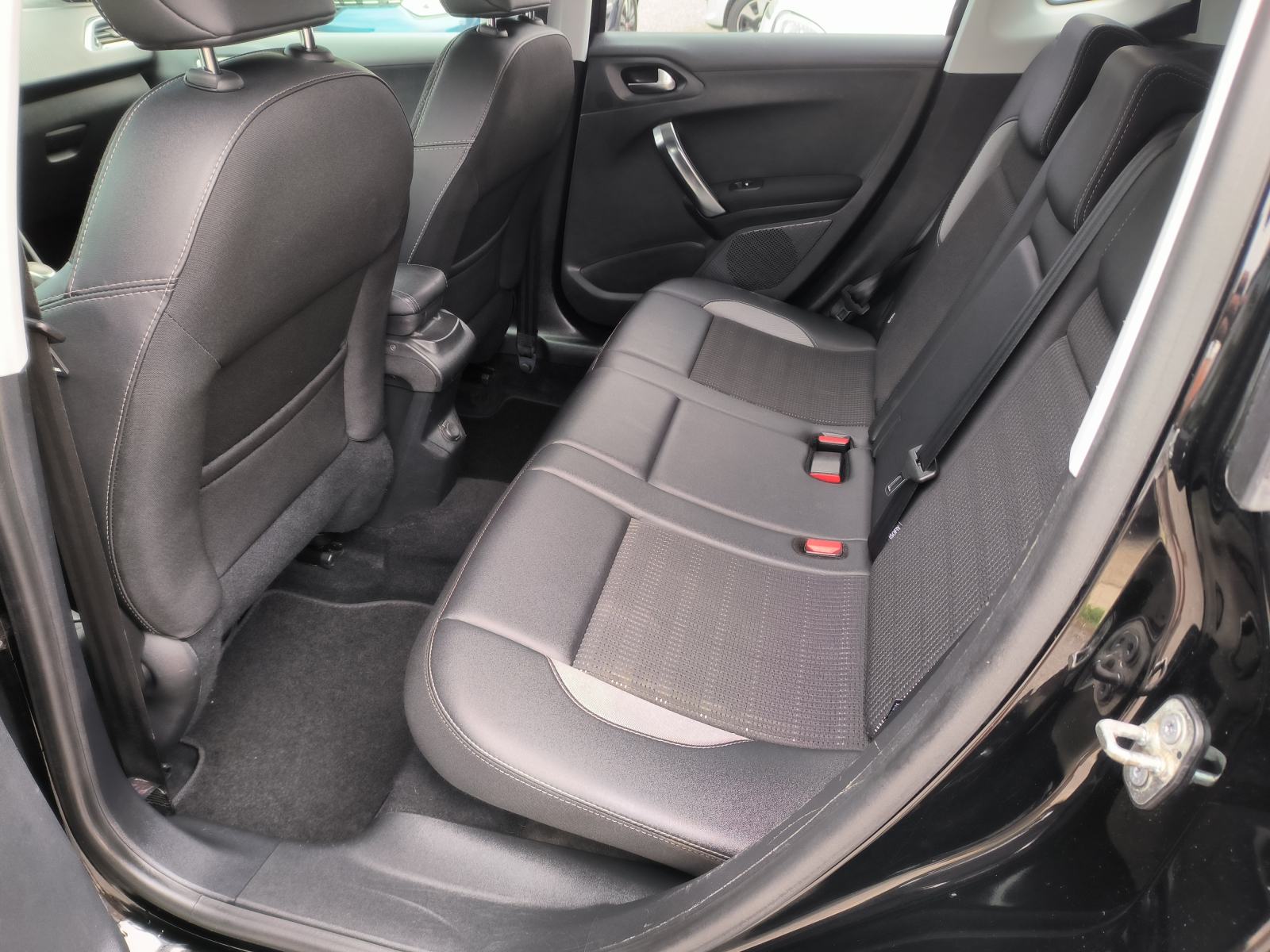 Peugeot 2008 1.2 110 ks,ALLURE, AUTOMATIK, SERVISNA, JAMSTVO, REG. 1 G, fotografija 14