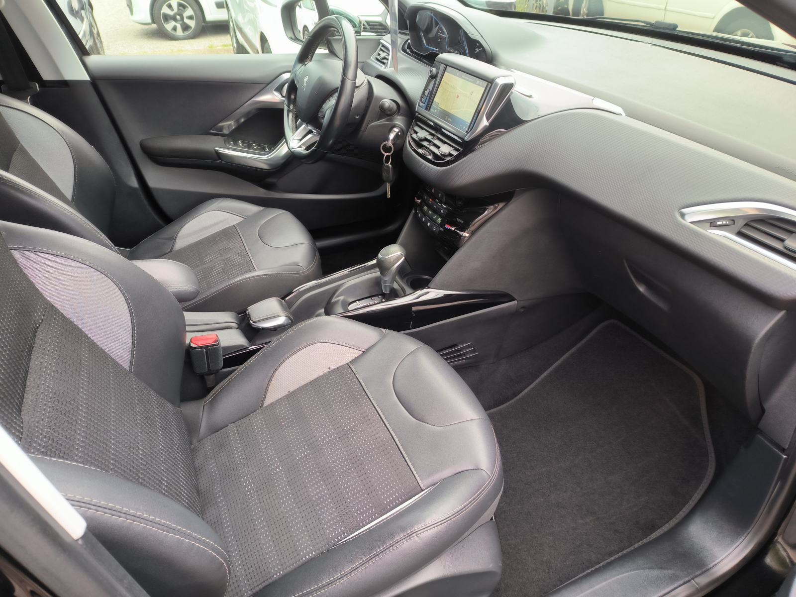 Peugeot 2008 1.2 110 ks,ALLURE, AUTOMATIK, SERVISNA, JAMSTVO, REG. 1 G, fotografija 13