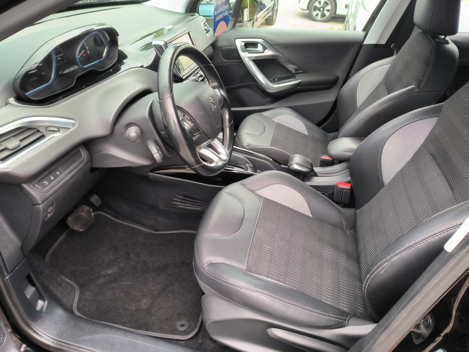 Peugeot 2008 1.2 110 ks,ALLURE, AUTOMATIK, SERVISNA, JAMSTVO, REG. 1 G, fotografija 11