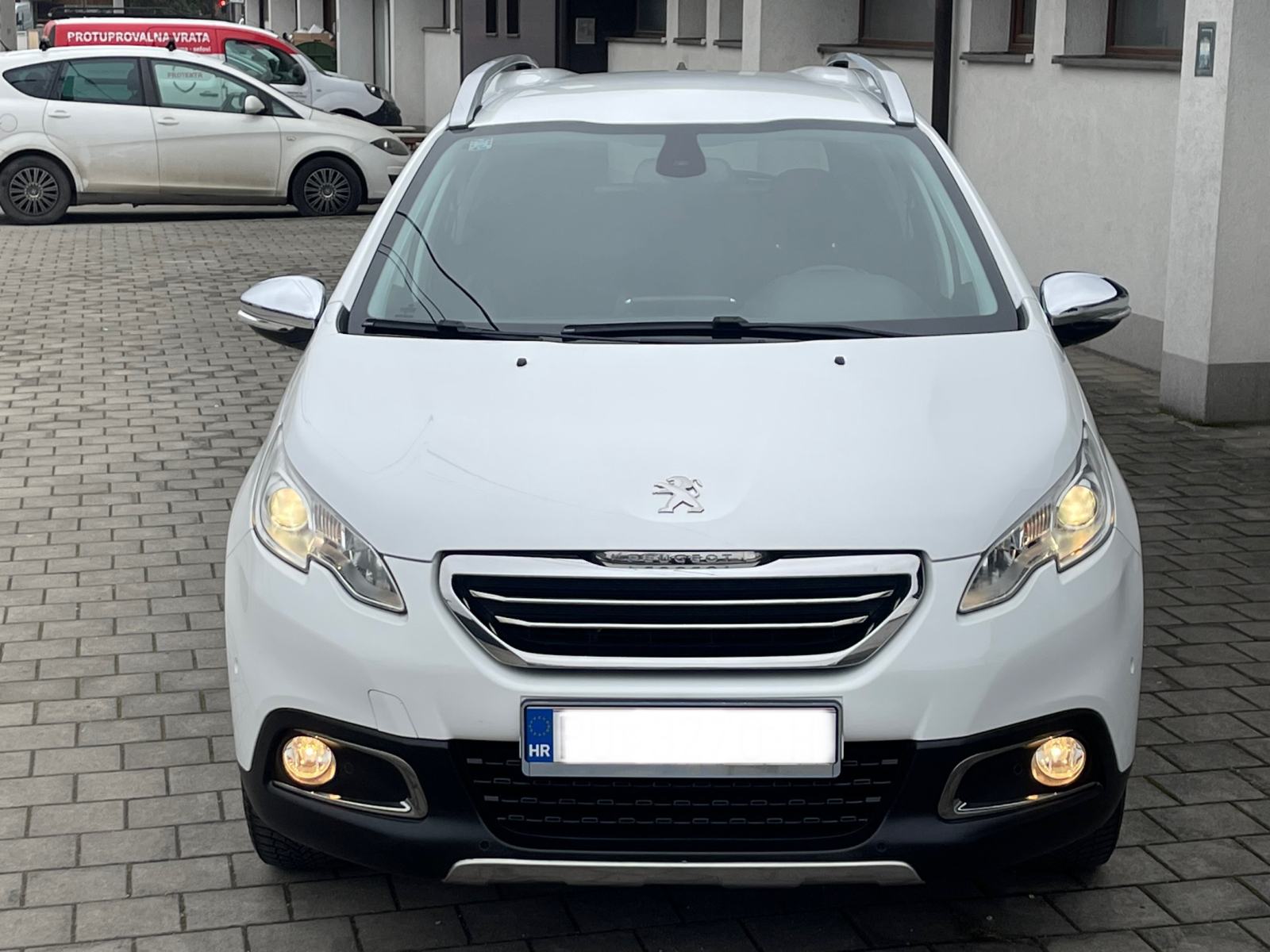 PEUGEOT 2008 1,2 •• ALLURE •• FULL OPREMA, NAVIGACIJA, PARK PILOT ••, fotografija 2
