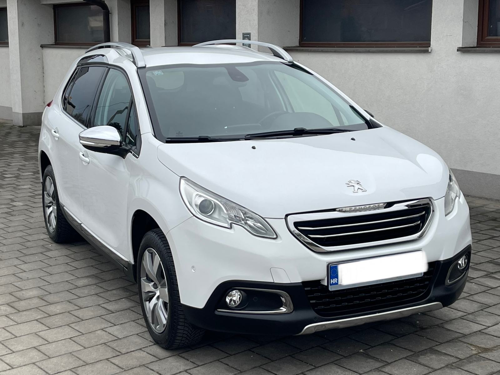 PEUGEOT 2008 1,2 •• ALLURE •• FULL OPREMA, NAVIGACIJA, PARK PILOT ••, fotografija 3