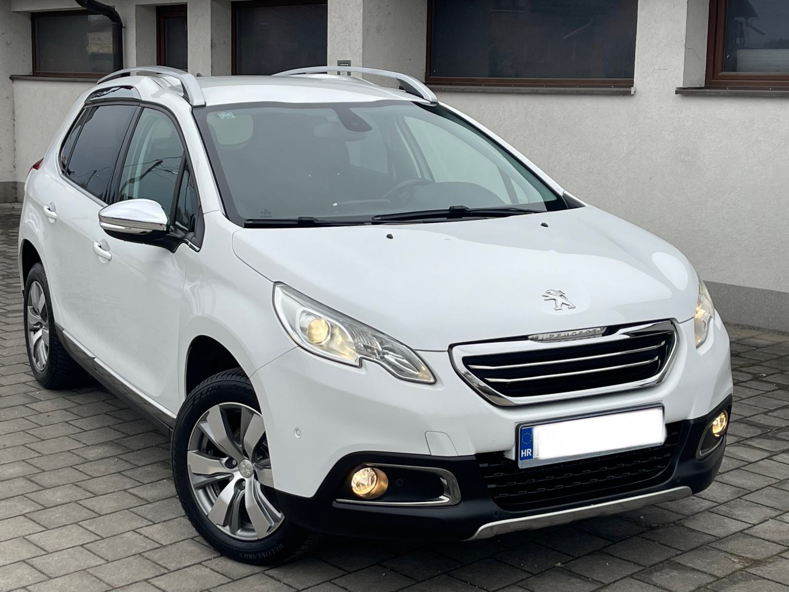 PEUGEOT 2008 1,2 •• ALLURE •• FULL OPREMA, NAVIGACIJA, PARK PILOT ••, fotografija 8