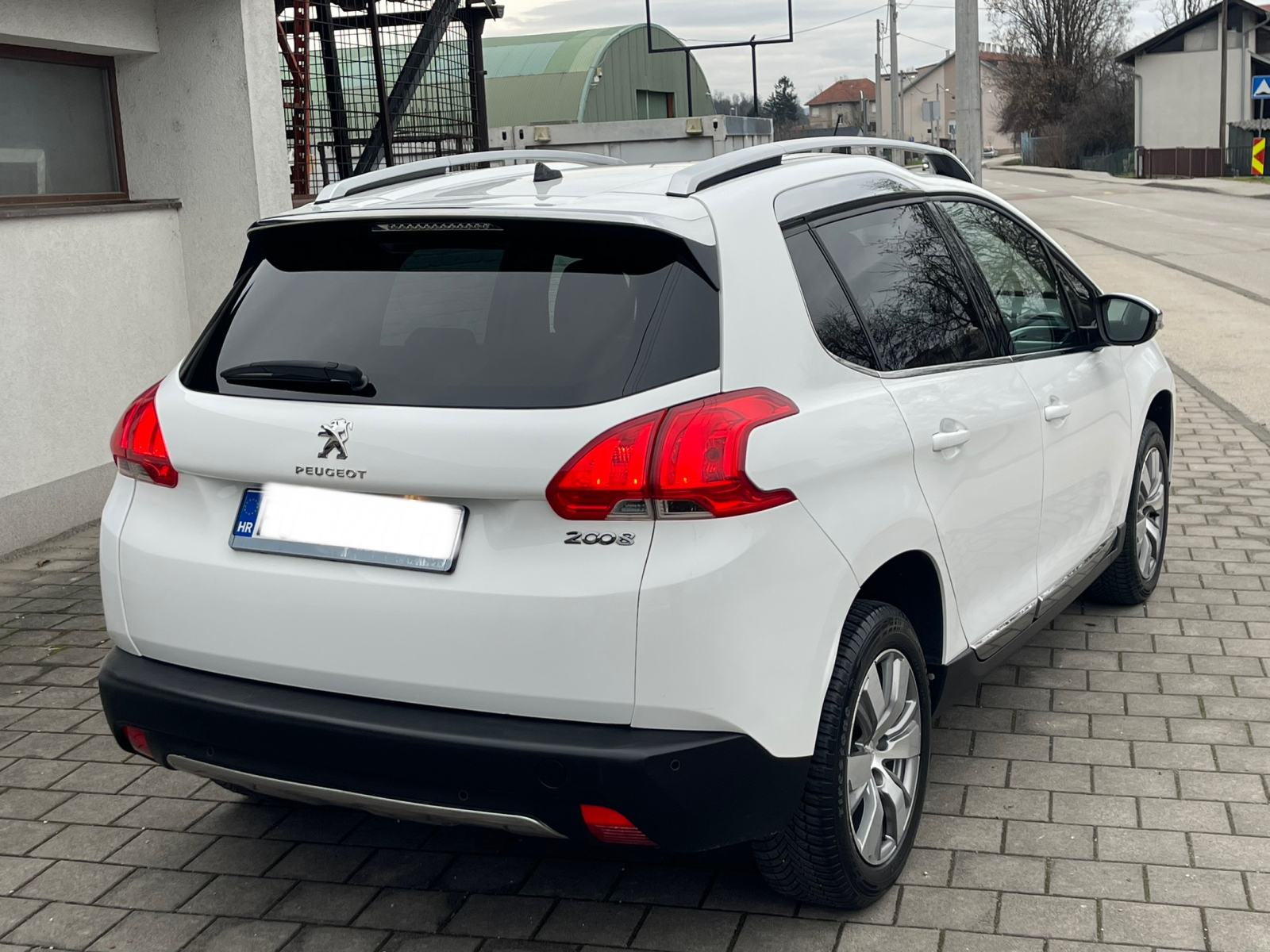 PEUGEOT 2008 1,2 •• ALLURE •• FULL OPREMA, NAVIGACIJA, PARK PILOT ••, fotografija 4