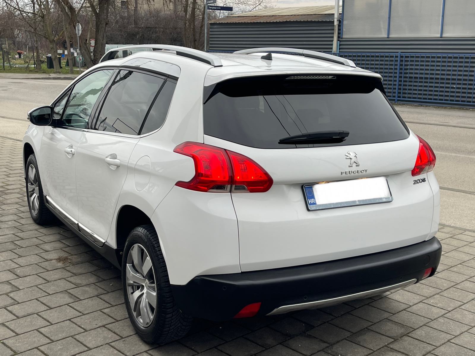 PEUGEOT 2008 1,2 •• ALLURE •• FULL OPREMA, NAVIGACIJA, PARK PILOT ••, fotografija 6