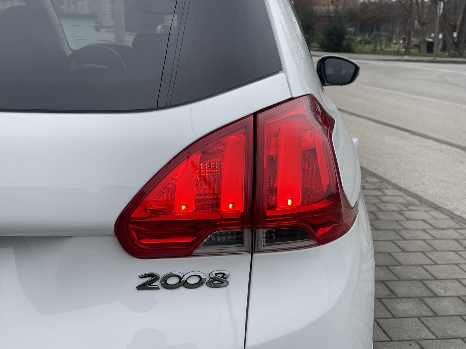 PEUGEOT 2008 1,2 •• ALLURE •• FULL OPREMA, NAVIGACIJA, PARK PILOT ••, fotografija 9
