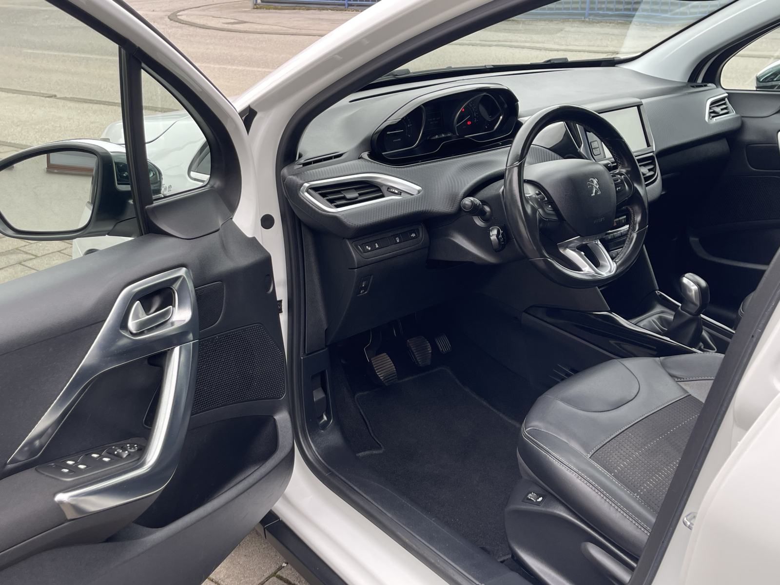 PEUGEOT 2008 1,2 •• ALLURE •• FULL OPREMA, NAVIGACIJA, PARK PILOT ••, fotografija 10
