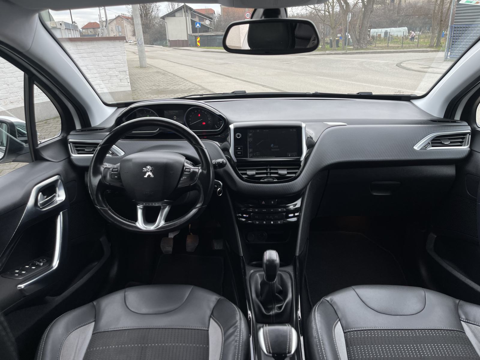 PEUGEOT 2008 1,2 •• ALLURE •• FULL OPREMA, NAVIGACIJA, PARK PILOT ••, fotografija 19