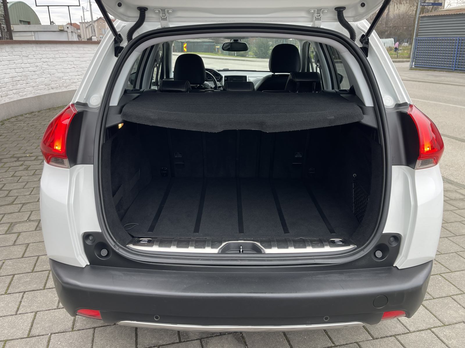 PEUGEOT 2008 1,2 •• ALLURE •• FULL OPREMA, NAVIGACIJA, PARK PILOT ••, fotografija 14