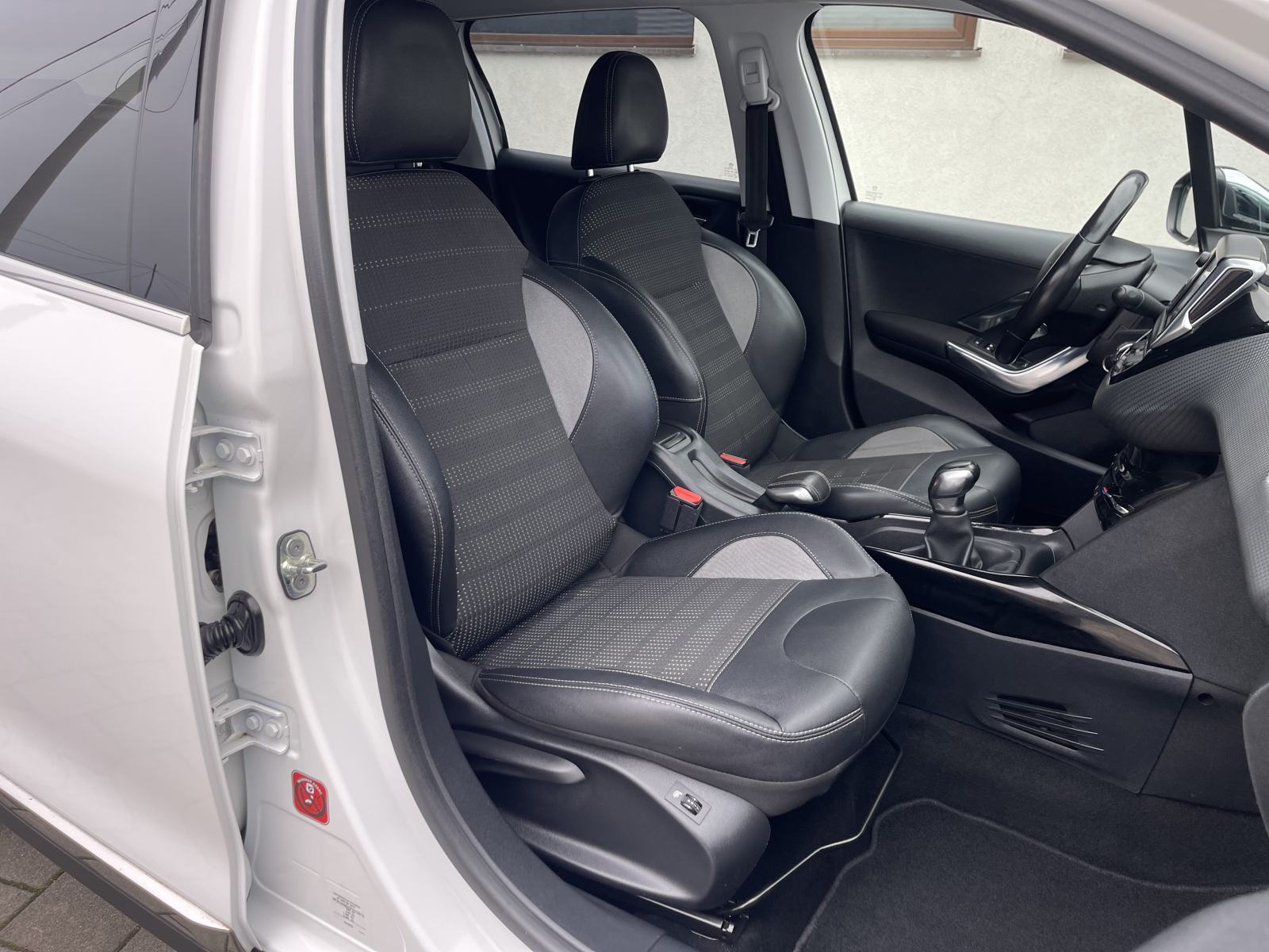 PEUGEOT 2008 1,2 •• ALLURE •• FULL OPREMA, NAVIGACIJA, PARK PILOT ••, fotografija 18