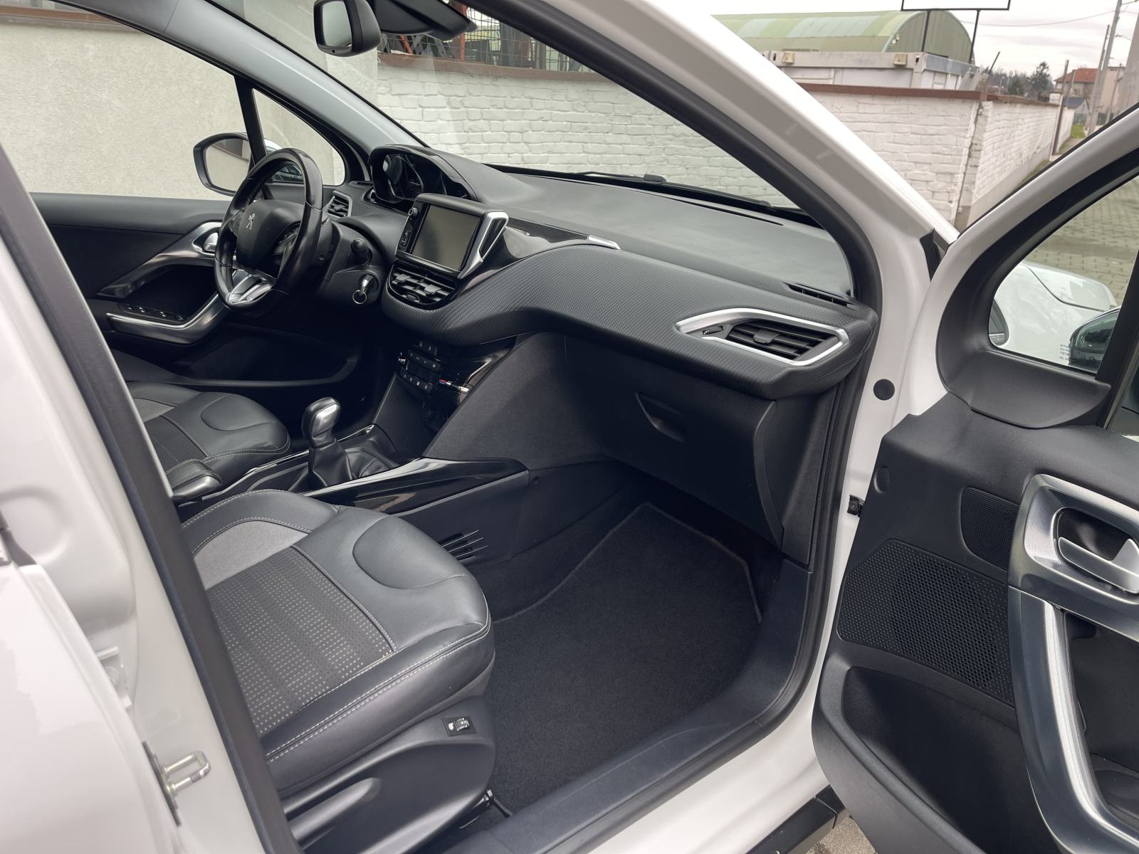 PEUGEOT 2008 1,2 •• ALLURE •• FULL OPREMA, NAVIGACIJA, PARK PILOT ••, fotografija 17
