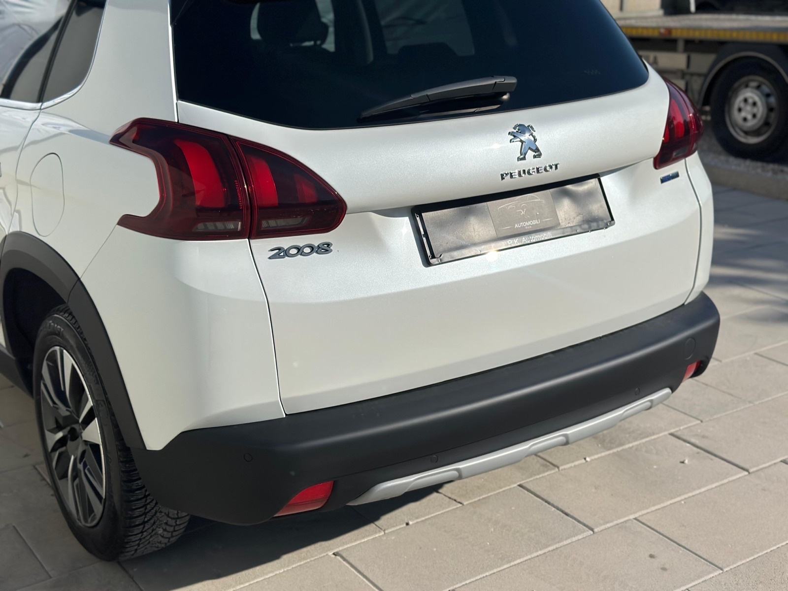 Peugeot 2008 1.2 Allure *napravljen veliki servis *97 000 km, fotografija 5