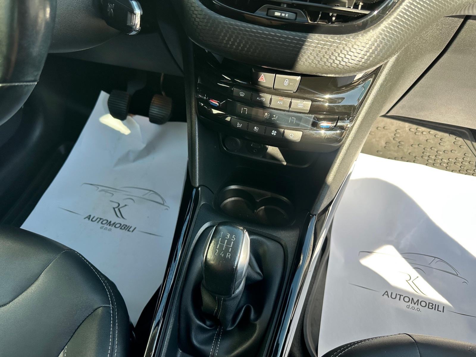 Peugeot 2008 1.2 Allure *napravljen veliki servis *97 000 km, fotografija 13