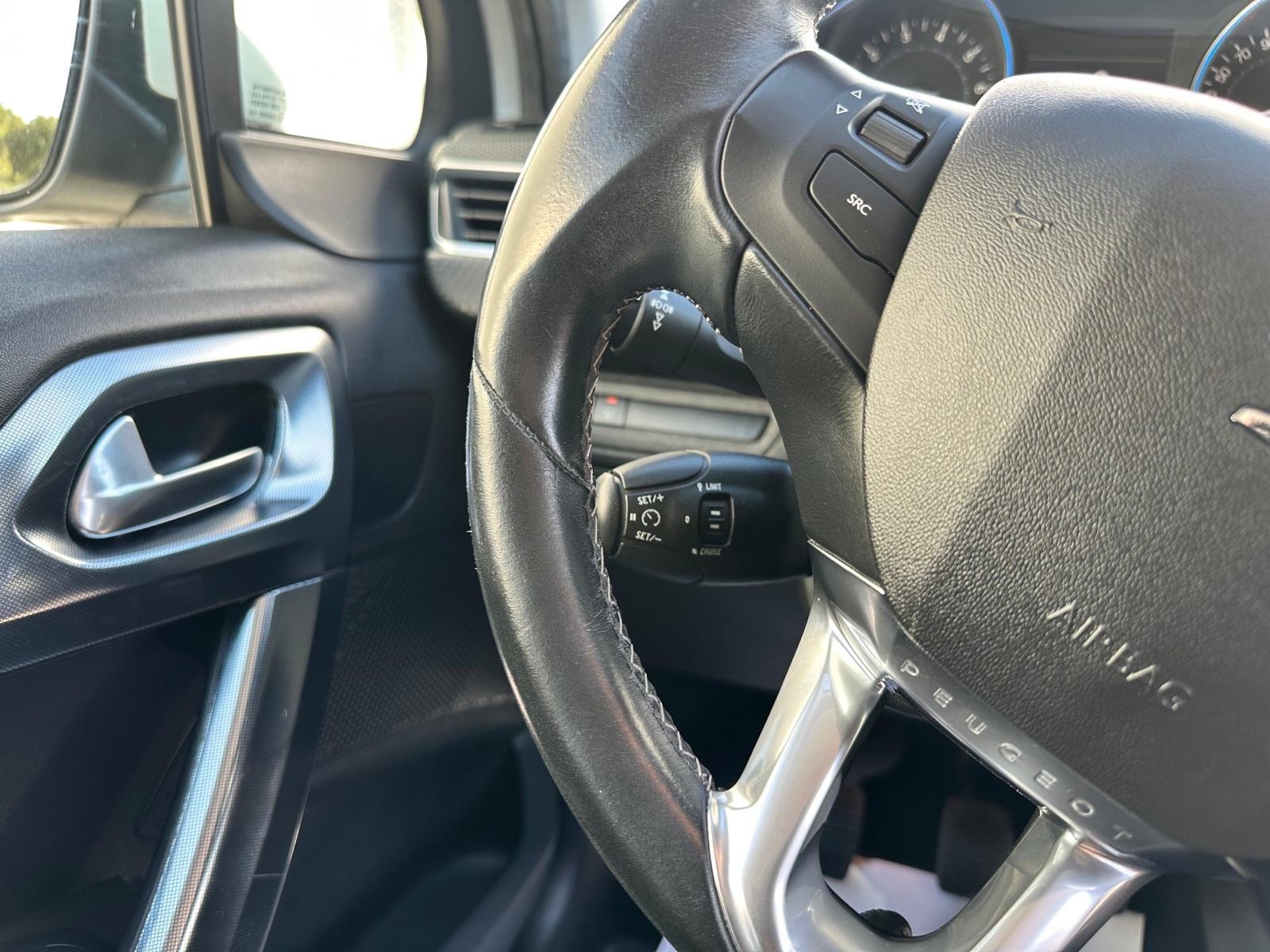 Peugeot 2008 1.2 Allure *napravljen veliki servis *97 000 km, fotografija 15