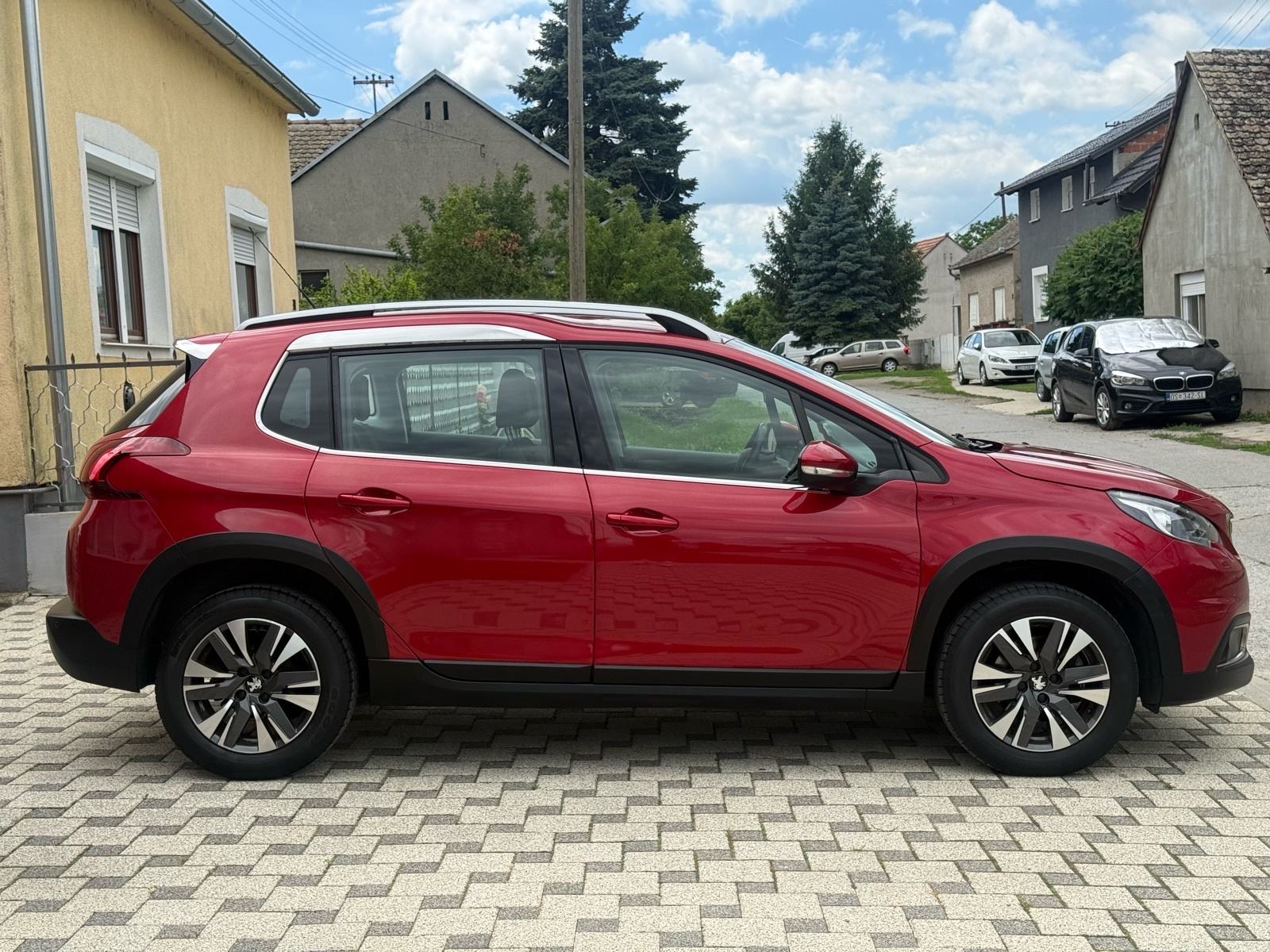 Peugeot 2008 1,2 ALLURE ** NAPRAVLJEN VELIKI SERVIS**, fotografija 4