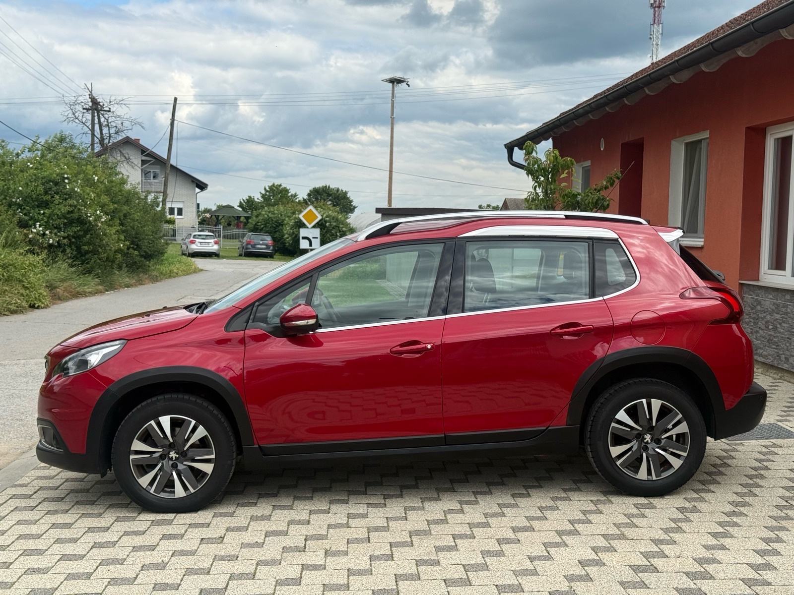 Peugeot 2008 1,2 ALLURE ** NAPRAVLJEN VELIKI SERVIS**, fotografija 8