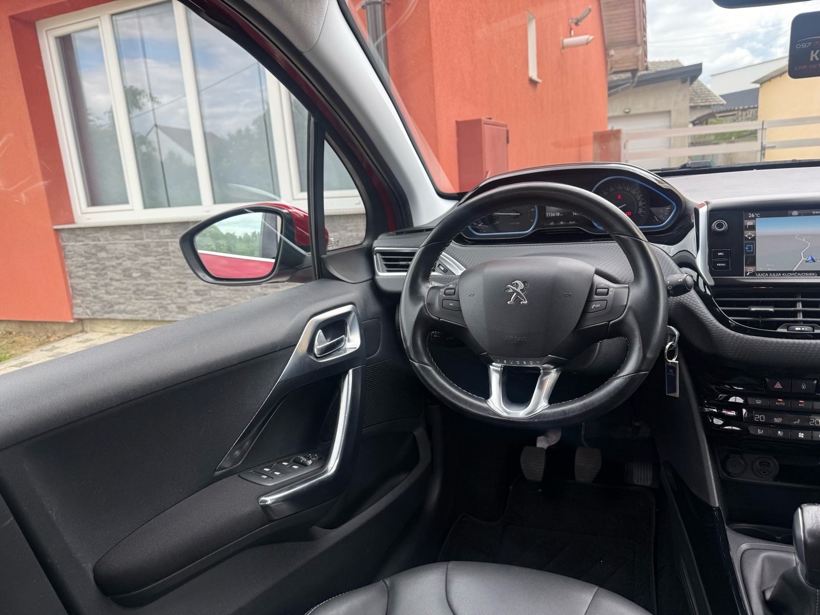 Peugeot 2008 1,2 ALLURE ** NAPRAVLJEN VELIKI SERVIS**, fotografija 12