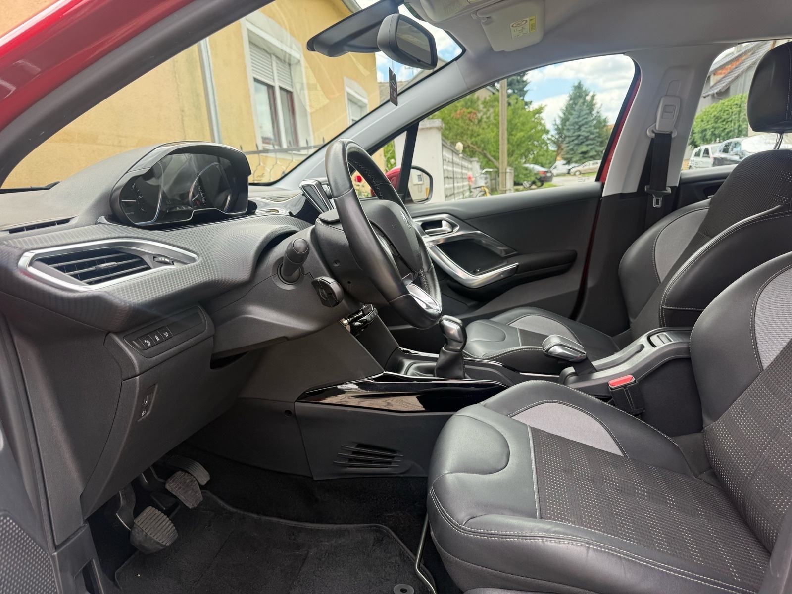 Peugeot 2008 1,2 ALLURE ** NAPRAVLJEN VELIKI SERVIS**, fotografija 14
