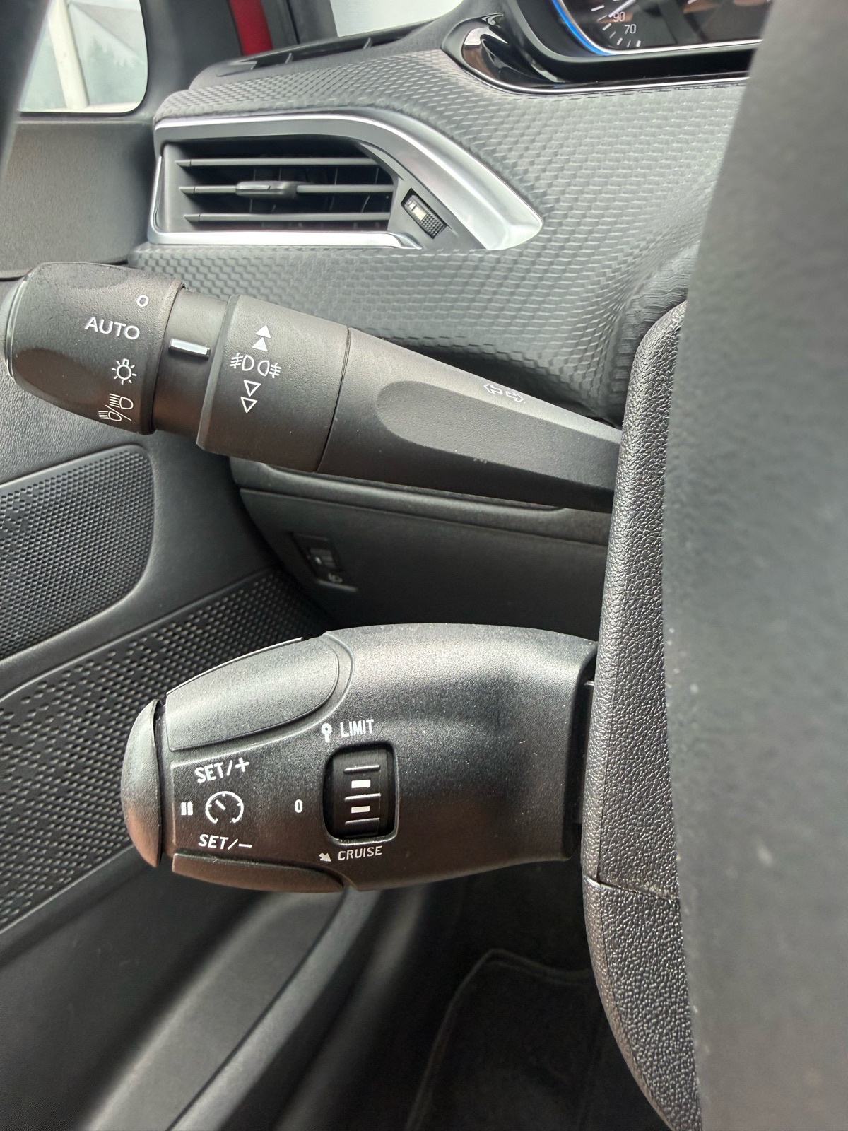 Peugeot 2008 1,2 ALLURE ** NAPRAVLJEN VELIKI SERVIS**, fotografija 16