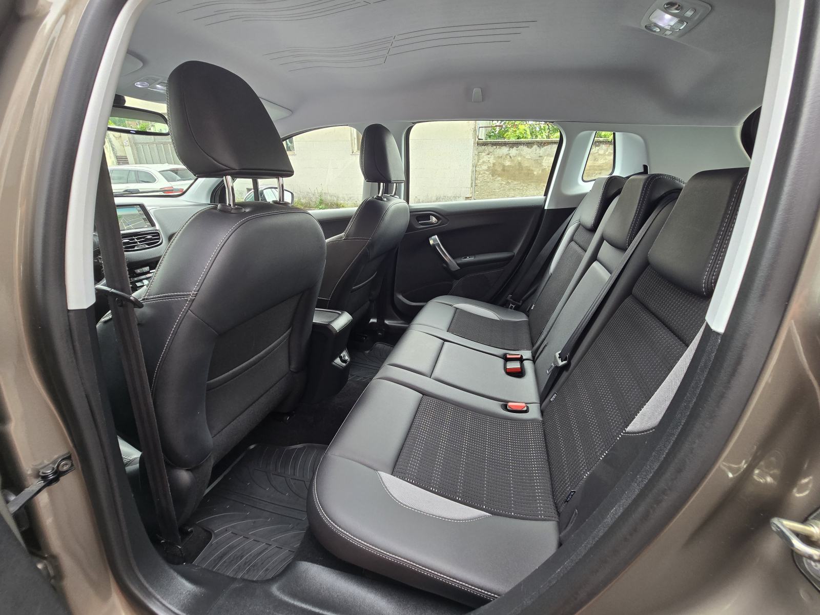 Peugeot 2008 1.2 ALLURE, NAVIGACIJA,KOŽA,TEMPOMAT,PDC,SERV.KNJIŽ., fotografija 12