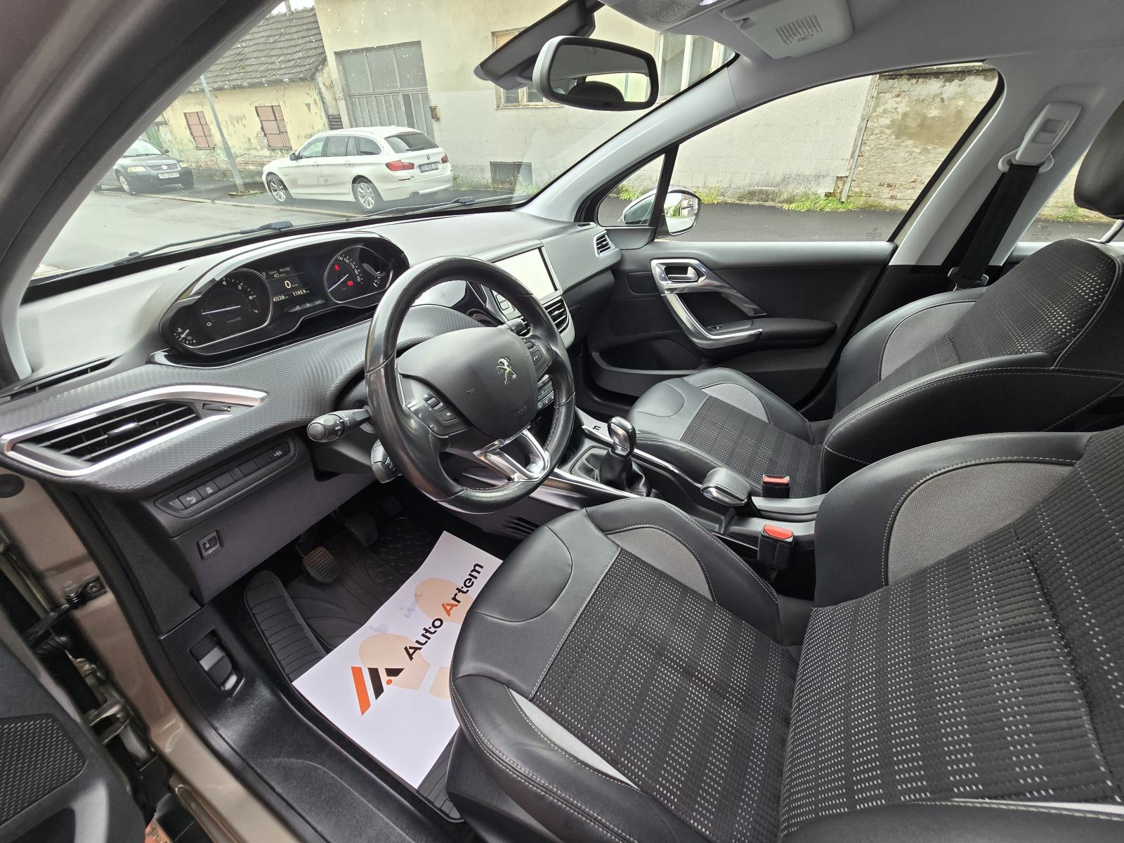 Peugeot 2008 1.2 ALLURE, NAVIGACIJA,KOŽA,TEMPOMAT,PDC,SERV.KNJIŽ., fotografija 13