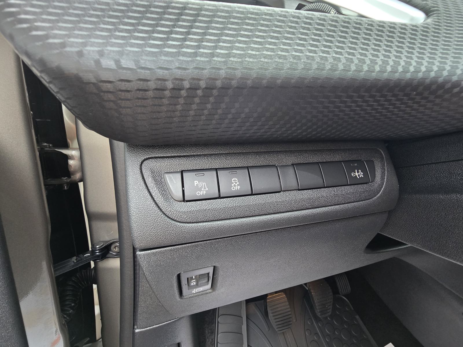 Peugeot 2008 1.2 ALLURE, NAVIGACIJA,KOŽA,TEMPOMAT,PDC,SERV.KNJIŽ., fotografija 19