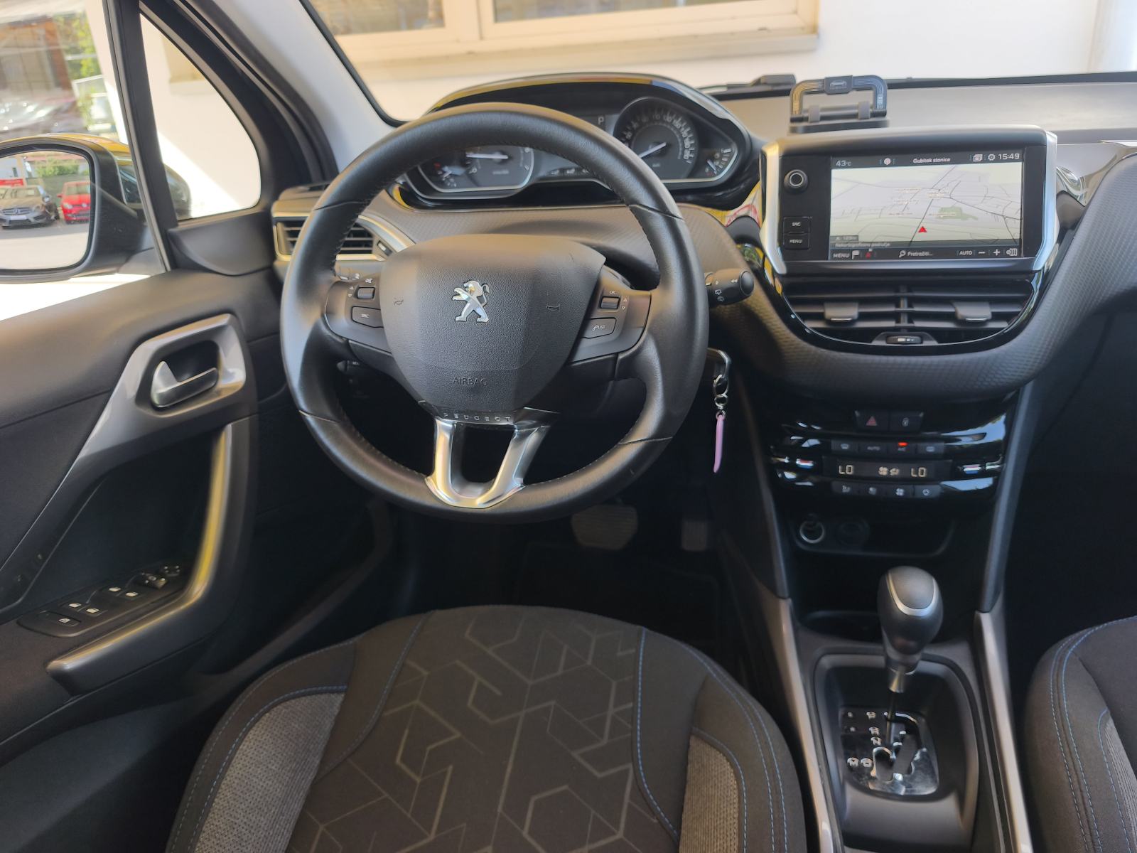 Peugeot 2008 1,2 AUTOMATIK NAVI SENZORI TEMPOMAT ANDROID WIFI BLUETOOT, fotografija 11
