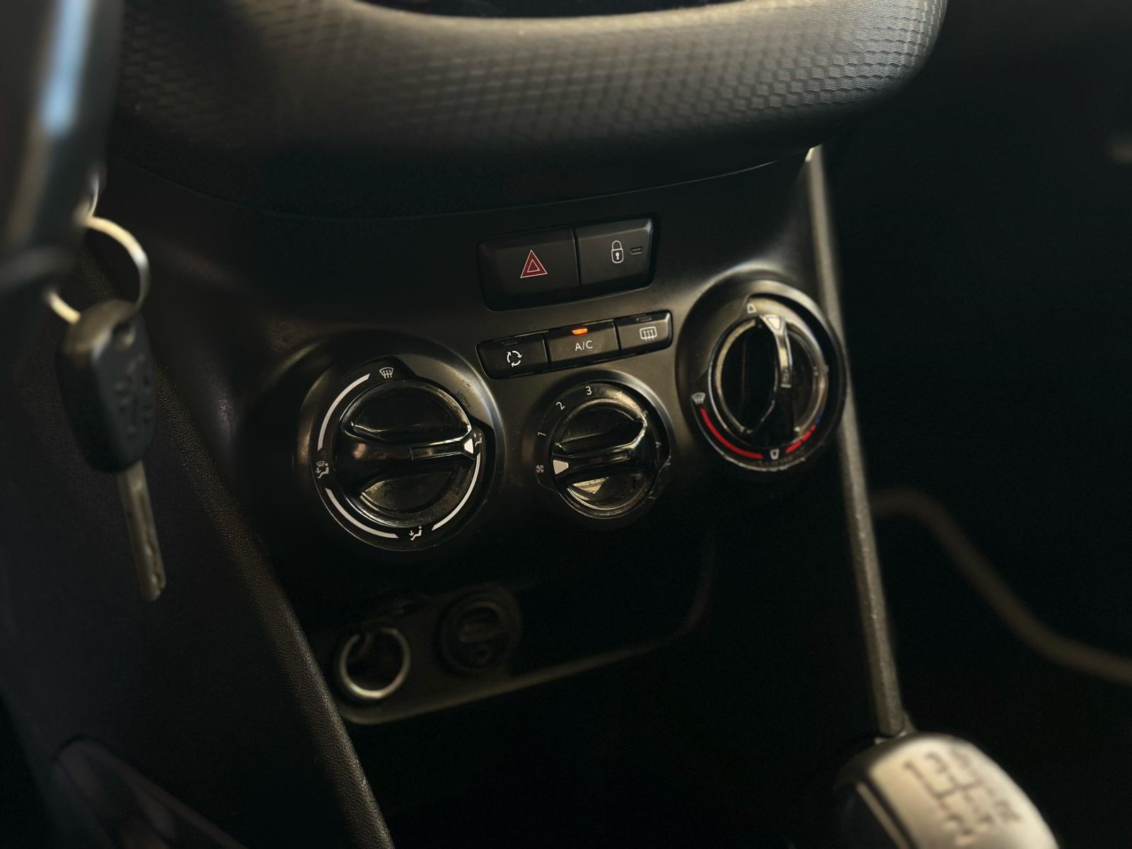 PEUGEOT 2008 1.2 2019 GODINA - REGISTRIRAN-GARANCIJA - SA PDV !!- V S, fotografija 20
