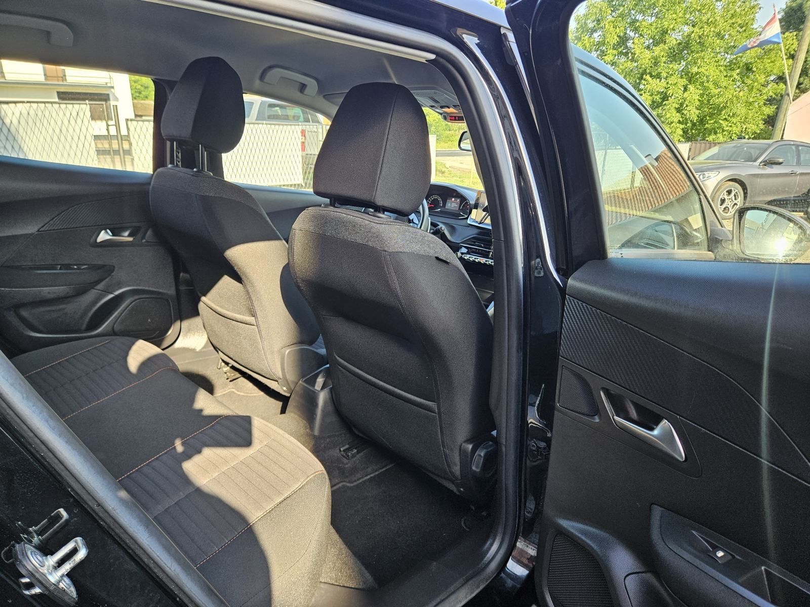 Peugeot 2008 1,2 BENZIN AUTOMATIC,LEASING BEZ UČEŠĆA I BEZ JAMACA, fotografija 17