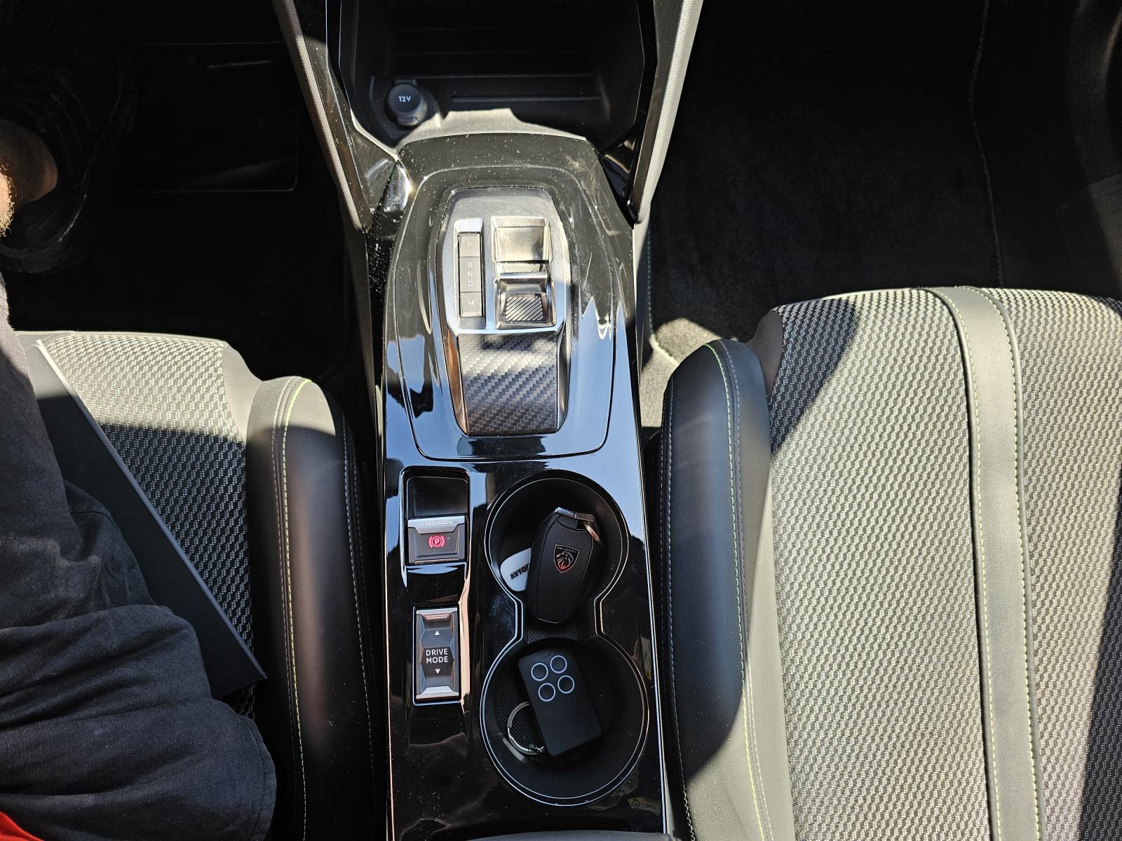 Peugeot 2008 1,2 GT,u garanciji do 3/2029 automatik, fotografija 16