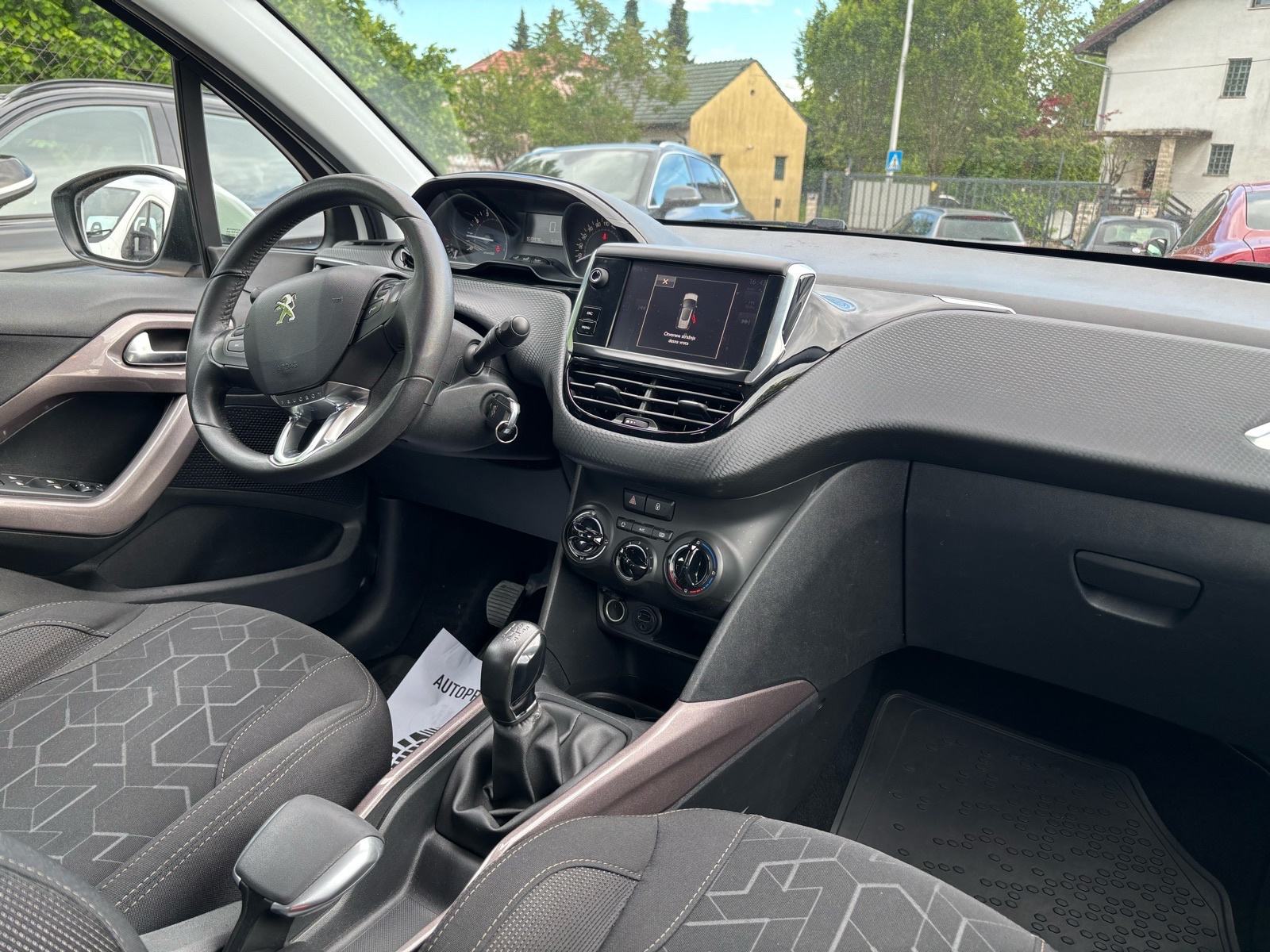 Peugeot 2008 1,2 S&S-KLIMA-ALU-MFV-V+M SERVIS-NEMA 5%-TEMPOMAT-KARTICE, fotografija 15