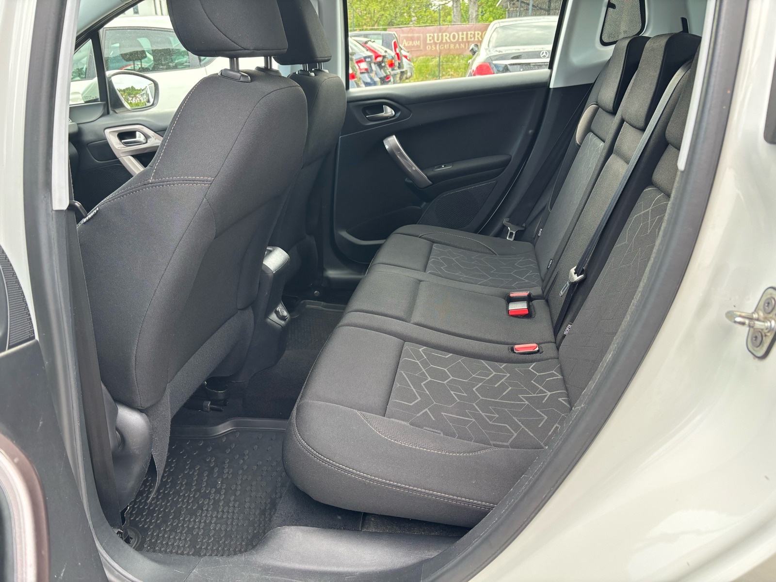 Peugeot 2008 1,2 S&S-KLIMA-ALU-MFV-V+M SERVIS-NEMA 5%-TEMPOMAT-KARTICE, fotografija 18