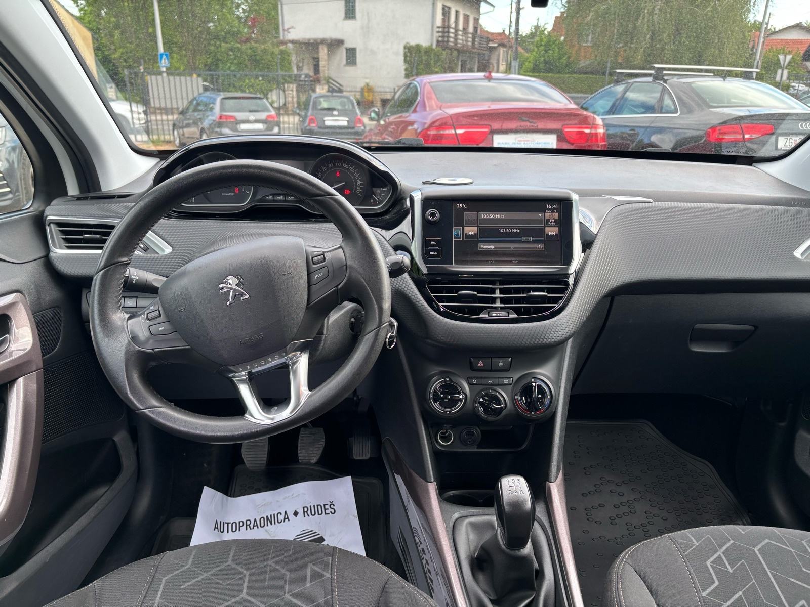 Peugeot 2008 1,2 S&S-KLIMA-ALU-MFV-V+M SERVIS-NEMA 5%-TEMPOMAT-KARTICE, fotografija 14
