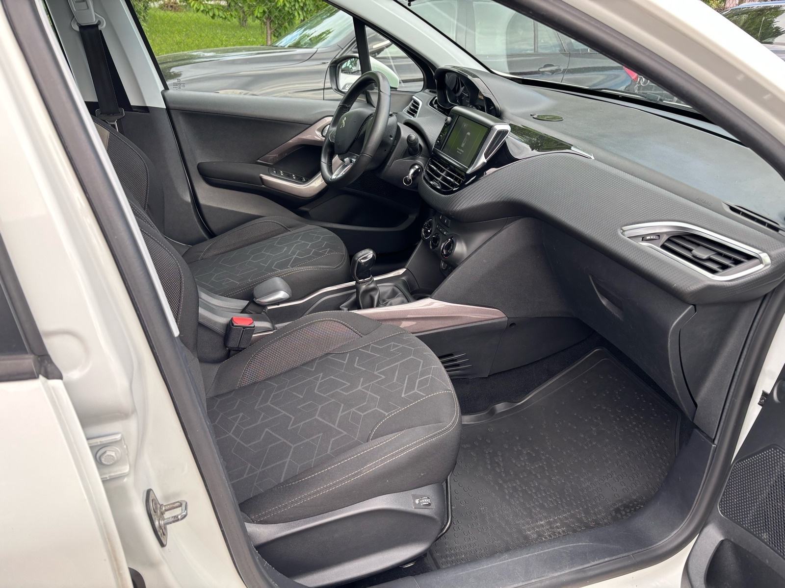 Peugeot 2008 1,2 S&S-KLIMA-ALU-MFV-V+M SERVIS-NEMA 5%-TEMPOMAT-KARTICE, fotografija 19