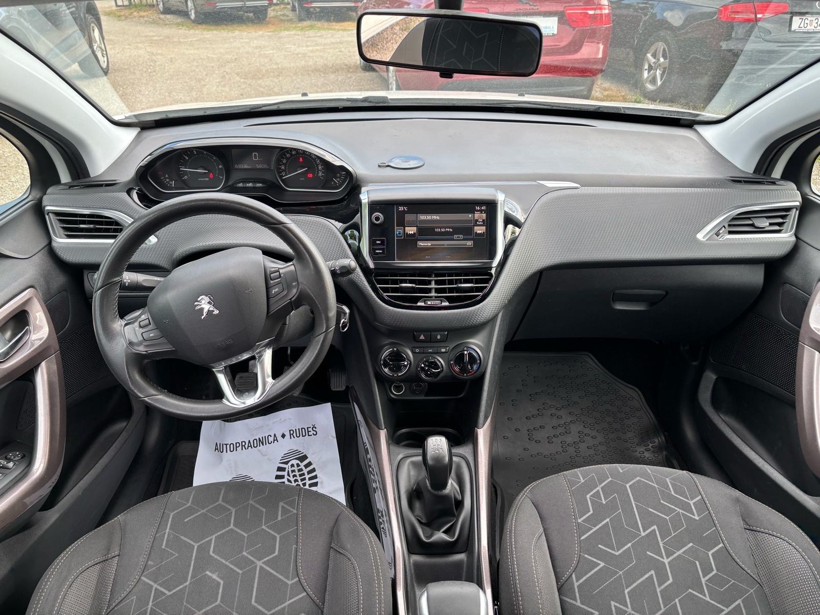 Peugeot 2008 1,2 S&S-KLIMA-ALU-MFV-V+M SERVIS-NEMA 5%-TEMPOMAT-KARTICE, fotografija 16