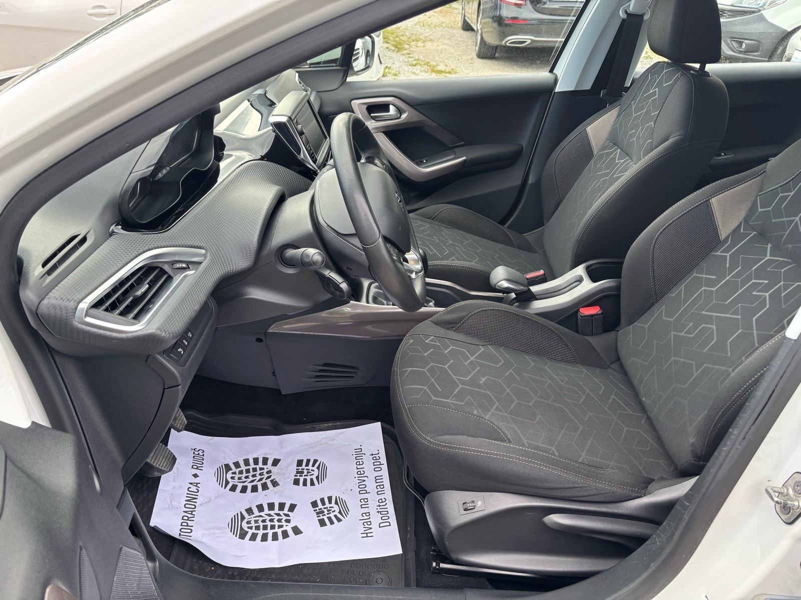 Peugeot 2008 1,2 S&S-KLIMA-ALU-MFV-V+M SERVIS-NEMA 5%-TEMPOMAT-KARTICE, fotografija 13