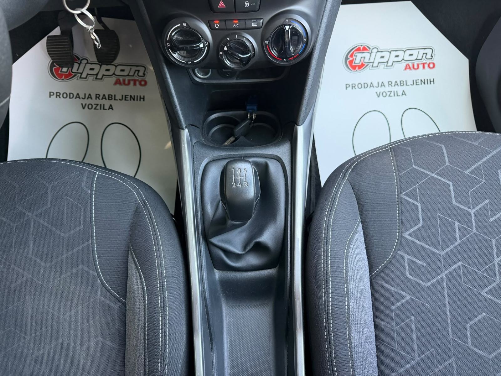 Peugeot 2008 1,2 - KLIMA - SERVISNA - 75.000KM - LEASING RATA: 160 €, fotografija 17