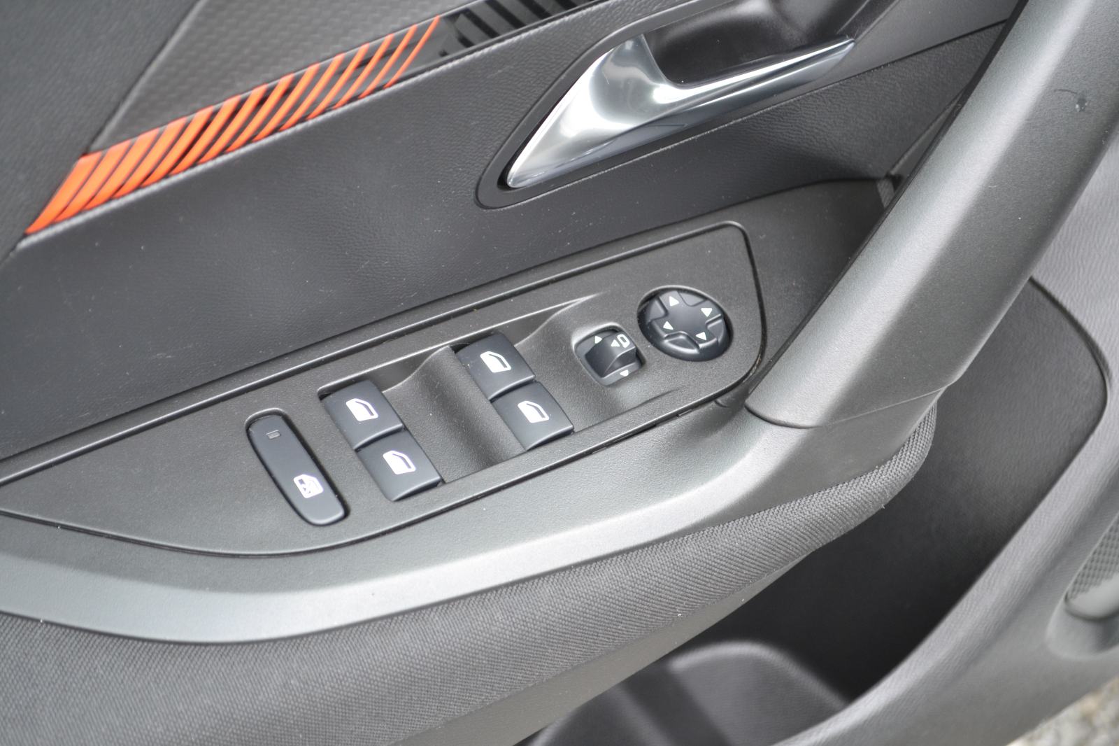 Peugeot 2008 1,2 *** LEASING BEZ UČEŠĆA *** rata 195€ *** SERVISNA, fotografija 7