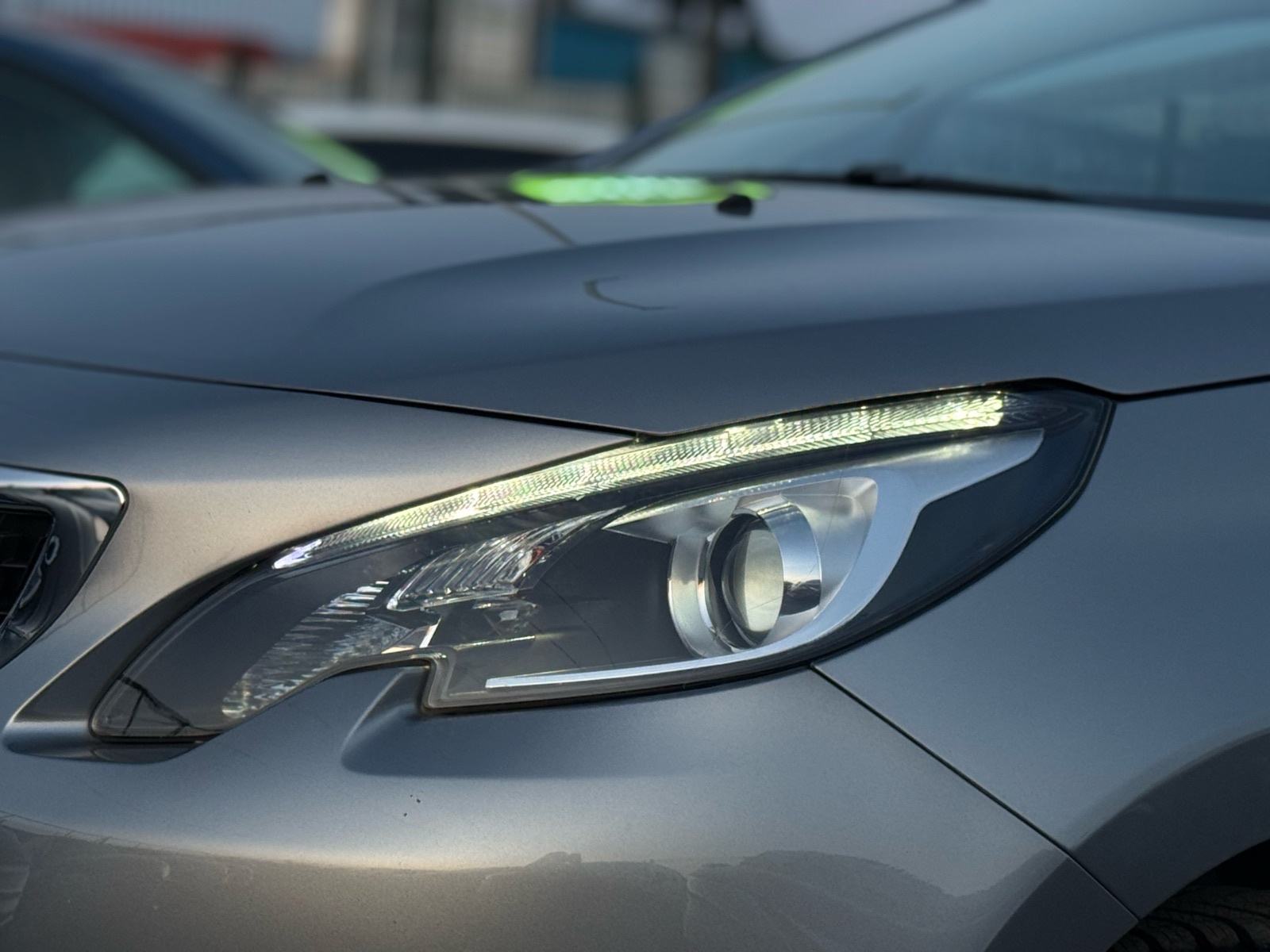 Peugeot 2008 1,2 ••LED••NAVI••ALU••AUTOMATSKA KLIMA••, fotografija 9