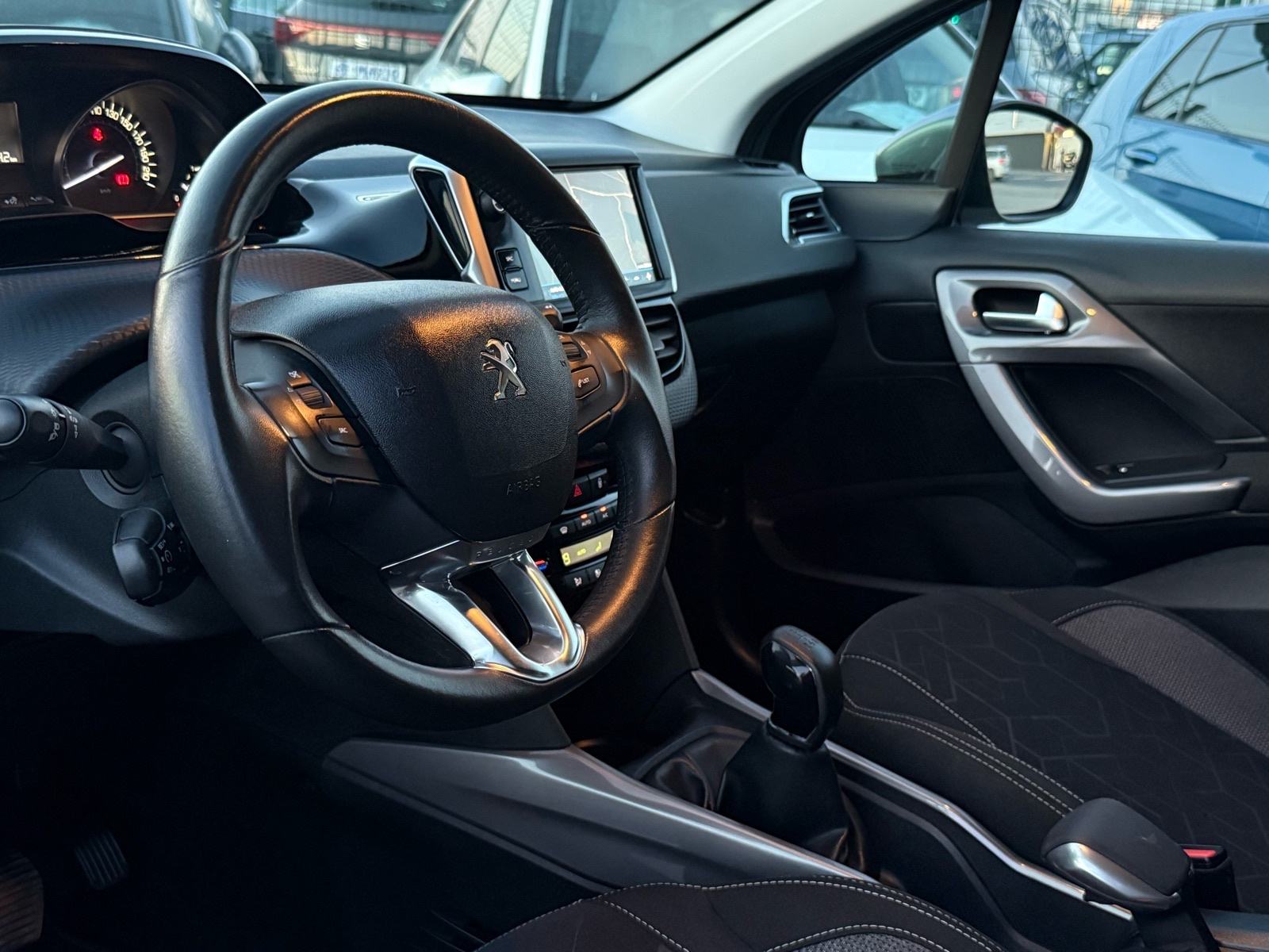 Peugeot 2008 1,2 ••LED••NAVI••ALU••AUTOMATSKA KLIMA••, fotografija 11