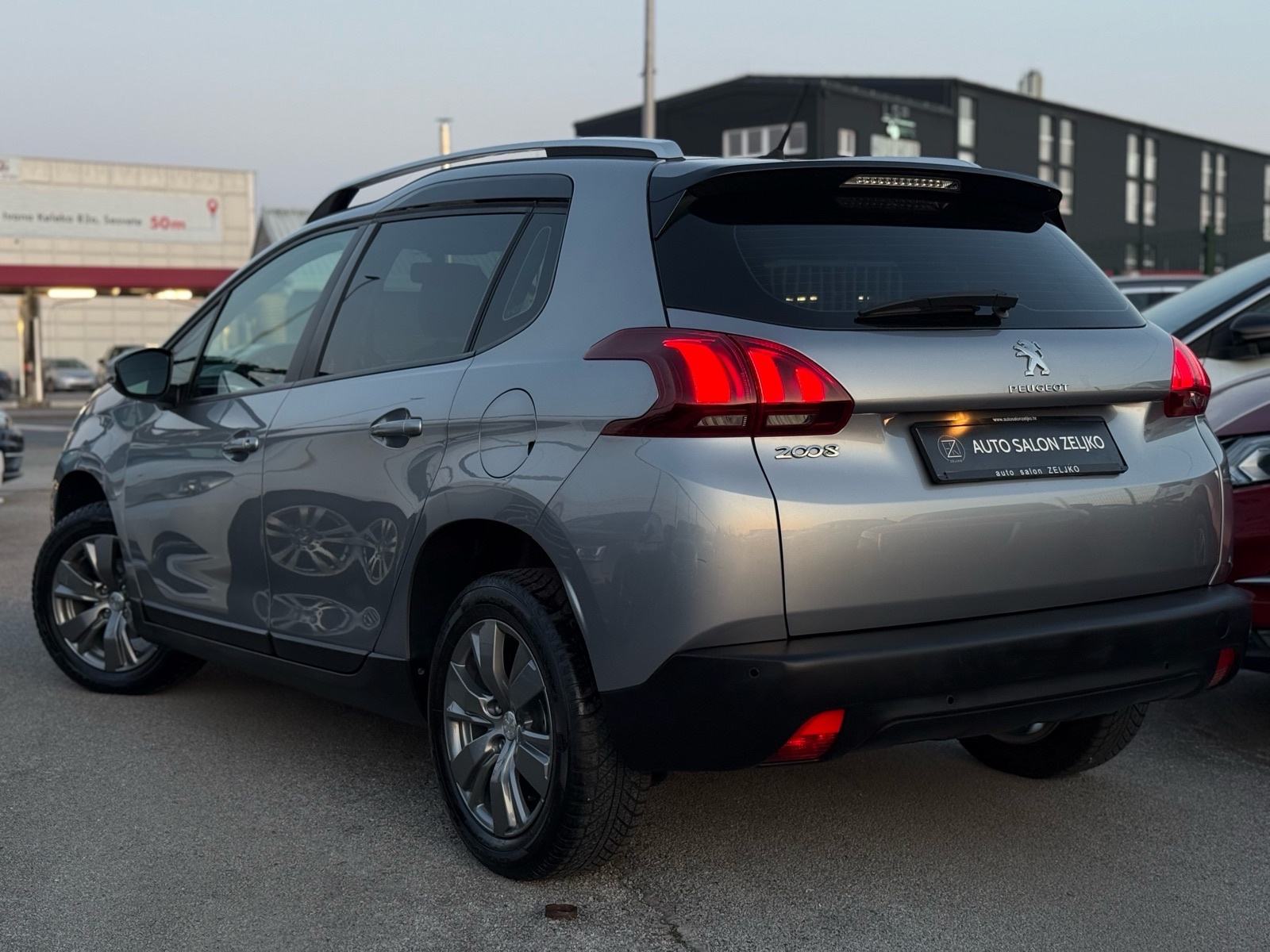 Peugeot 2008 1,2 ••LED••NAVI••ALU••AUTOMATSKA KLIMA••, fotografija 5