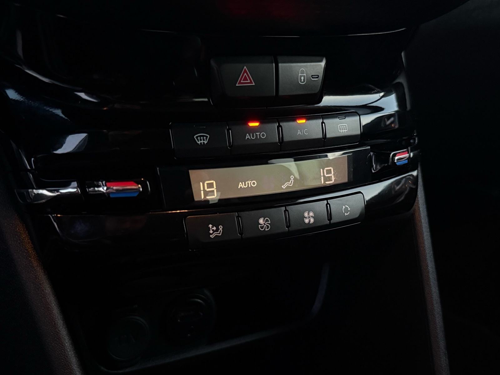 Peugeot 2008 1,2 ••LED••NAVI••ALU••AUTOMATSKA KLIMA••, fotografija 18